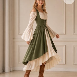 Könnte beinhalten: Ein mehrlagiges Kleid mit einem cremefarbenen schulterfreien Oberteil mit langen Glockenärmeln und einem dunkelolivgrünen Korsett-Überkleid mit Schnürung vorne. Der Rock hat einen asymmetrischen Saum mit cremefarbenem Rüschenbesatz und braune Stiefel.