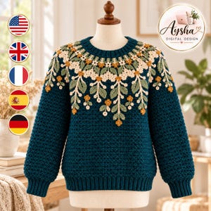 Könnte beinhalten: Ein dunkel-türkisfarbener Langarmpullover mit Rundhalsausschnitt und geripptem Saum. Der obere Brust- und Schulterbereich ist mit einem gehäkelten Blumenmuster in Creme, Salbeigrün und Senfgelb verziert, das kleine Blüten und Blätter darstellt.