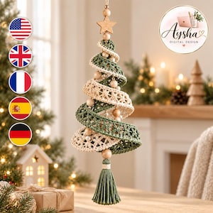 Könnte beinhalten: Ein hängender, spiralförmiger Weihnachtsbaumschmuck aus abwechselnd salbeigrünen und cremefarbenen gehäkelten Spitzenbändern, verziert mit glatten Holzperlen, einem hölzernen Stern als Spitze und einem salbeigrünen Quastenabschluss.
