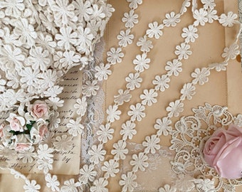 Daisy flower chain applique trim by the yard