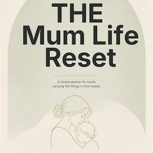 Könnte beinhalten: Ein Planer-Cover mit dem Titel THE Mum Life Reset und dem Untertitel A simple planner for mums carrying 100 things in their heads. Es zeigt eine Strichzeichnung eines Elternteils und eines Kindes sowie den Text MONEY / HOME / KIDS / YOU.