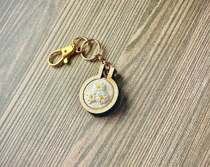 Golden Daisy Flower Keychain Bag Charm: Easy Clip On