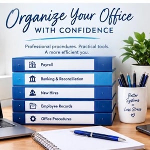 Puede incluir: Una pila de cinco carpetas de oficina azules con etiquetas blancas que dicen Payroll, Banking & Reconciliation, New Hires, Employee Records y Office Procedures. Al lado hay un portalápices blanco con el texto Better Systems = Less Stress.
