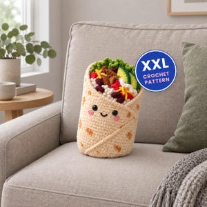 Può includere: Un peluche a forma di burrito all'uncinetto color beige con un viso sorridente, guance rosa e ripieni visibili tra cui lattuga verde, carne marrone, fagioli rossi, riso bianco e formaggio giallo. Un badge blu mostra il testo XXL CROCHET PATTERN.