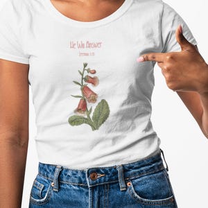 Jeremías 3:33 Escritura Él responderá Camiseta / Estampado floral vintage, camiseta rosa suave con texto