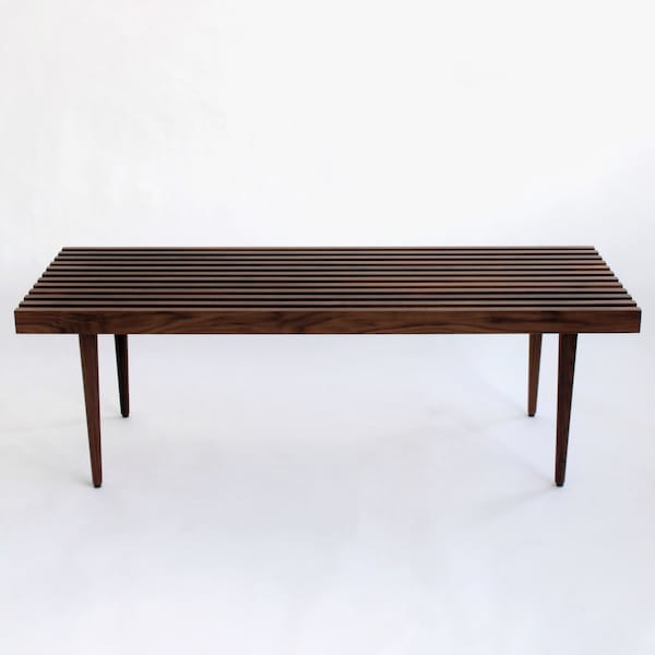 Banco de listones de nogal de estilo moderno de mediados de siglo para entrada o mesa de centro