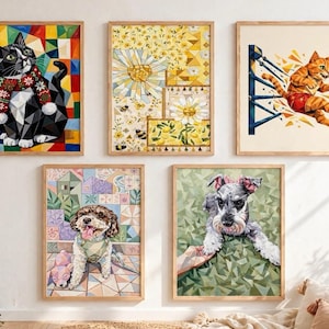 Puede incluir: Cinco láminas de arte mural enmarcadas con ilustraciones geométricas de animales y flores. La fila superior muestra un gato blanco y negro con bufanda, margaritas amarillas con abejas y un gato naranja. La fila inferior muestra un perro marrón y blanco y un terrier.