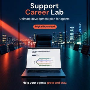 Könnte beinhalten: Ein Laptop mit einem Karriereentwicklungsdiagramm auf einem dunklen Konferenztisch. Der Text lautet Support Career Lab, Ultimate development plan for agents, Digital Download und Help your agents grow and stay vor einer Skyline.
