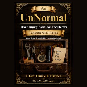 Könnte beinhalten: Ein Buchcover mit dem Titel An UnNormal: Brain Injury Basics for Facilitators, Facilitator & SLP Edition. Es zeigt einen alten Koffer mit Werkzeugen, einem Kompass, Buntstiften und einem Notizblock mit Focus, Pace, Rest, Rebuild.