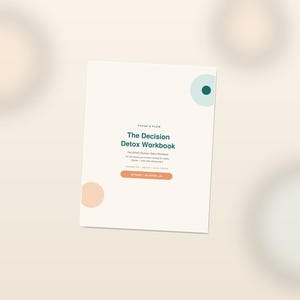 Op de afbeelding: Een rechthoekig werkboek getiteld The Decision Detox Workbook met een crèmekleurige kaft. Het bevat donkergroene tekst, een lichtblauwe cirkel met een donkergroen midden en een perzikkleurige cirkel. Een oranje knop toont de tekst 30 PAGES US LETTER A4.