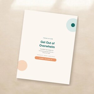 Peut inclure: Un document blanc intitulé Focus & Flow Get Out of Overwhelm, The ADHD Task-Initiation Kit. Il présente un cercle bleu clair avec un centre vert foncé, un cercle pêche et un bouton horizontal en forme de pilule pêche marqué 12 PAGES US LETTER A4.