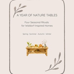 Puede incluir: Una tarjeta rectangular con fondo beige claro y un borde gris dibujado a mano. El texto dice A YEAR OF NATURE TABLES, Four Seasonal Rituals for Waldorf-Inspired Homes, Spring, Summer, Autumn, Winter. Una ilustración de una mesa de madera.