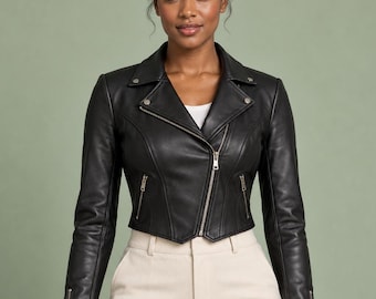 Zwart, kort leren motorjack voor dames - met voorgevormde naden en een getailleerde zoom.