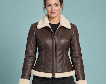 Chaqueta de aviador de cuero color espresso con peplum y forro de piel sintética color crema para mujer.