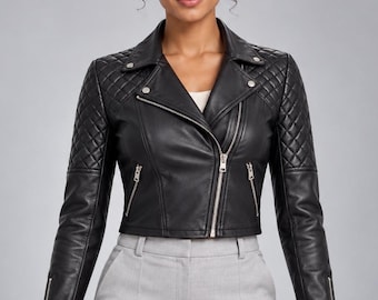Chaqueta de cuero corta negra para mujer estilo motero con mangas acolchadas en forma de diamante.