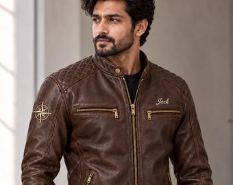 Chaqueta estilo café racer de piel de oveja marrón con nombre personalizado y hombros acolchados.