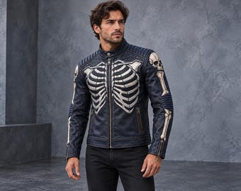 Marineblauwe café racer jas met skeletmotief en zilverkleurige geometrische botversiering.