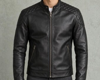 Peut inclure: Une veste en cuir noir dotée d'un col montant avec une fermeture à bouton-pression, d'une fermeture éclair frontale intégrale et de détails matelassés à motif losange sur les épaules. La veste comprend deux poches latérales zippées.