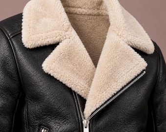 Chaqueta de cuero estilo aviador negra con forro de piel sintética y cinturón.