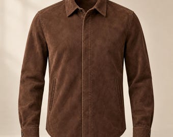 Peut inclure: Une veste en daim marron à manches longues avec un col classique, une patte de boutonnage avant dissimulée et deux poches fendues verticales à la taille. Les poignets sont dotés d'une fermeture à bouton unique sur chaque manche.