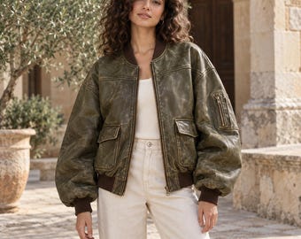 Olijfgroene, verweerde leren bomberjack voor dames, oversized cargo-stijl