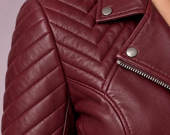Chaqueta de cuero corta para mujer, estilo motero, color burdeos, con hombros acolchados en forma de espiga.