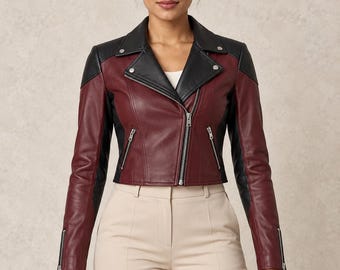 Chaqueta de cuero corta para mujer, estilo motero, en color burdeos y negro, con paneles en contraste.