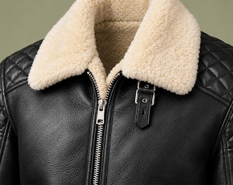 Chaqueta de aviador de cuero negro con canesú acolchado y forro de piel sintética color crema.