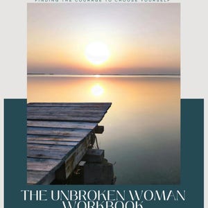 Peut inclure: Une couverture de livre intitulée The Unbroken Woman Workbook par Brandy Bonlden. Elle présente un ponton en bois s'étendant sur une étendue d'eau calme au coucher du soleil, avec le texte A Guide to Understanding Abuse, Rebuilding Confidence, Creating Financial Options, and Finding the Courage to Choose Yourself en haut.