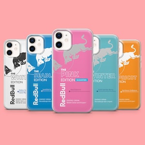 Könnte beinhalten: Fünf Smartphone-Hüllen mit Red Bull Energy-Drink-Designs in Weiß, Blau, Pink, Türkis und Orange. Jede Hülle zeigt das Red Bull-Logo, eine Stiergrafik und Text zur Kennzeichnung der jeweiligen Edition, wie The White Edition, The Seaberry Edition, The Pink Edition, The Winter Edition und The Apricot Edition.
