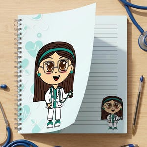 Puede incluir: Un cuaderno de espiral con una cubierta azul claro que presenta una ilustración de dibujos animados de un médico con cabello castaño, gafas y bata blanca. La cubierta tiene un patrón de corazones y símbolos médicos. Una versión pequeña aparece en la página.