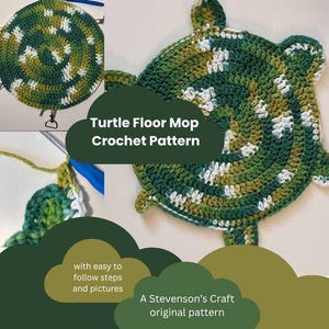 Può includere: Uno schema all'uncinetto per un copri-mocio a forma di tartaruga con filato variegato verde e bianco. L'immagine mostra il pezzo circolare finito con quattro pinne, un uncinetto blu e il testo Turtle Floor Mop Crochet Pattern.
