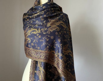 Écharpe pashmina bleu marine presque noire avec motif cachemire brocart vintage, deux options de style - châle pashmina ou écharpe infini