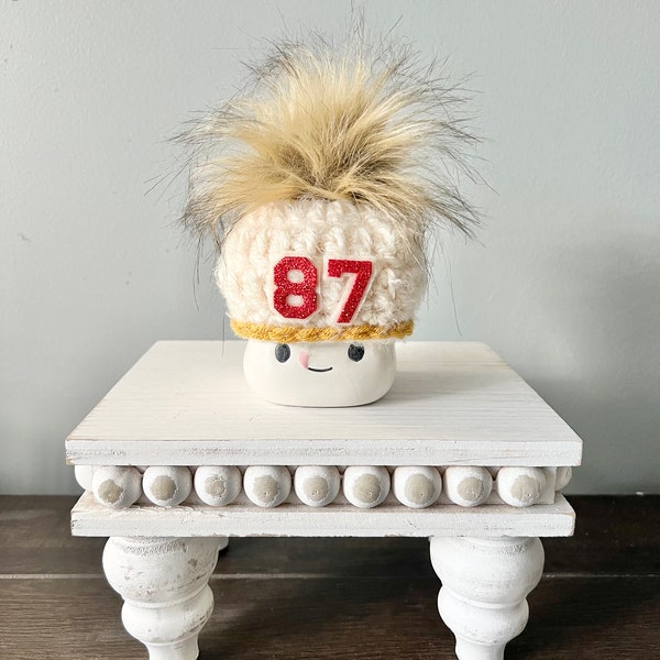 Gorra con forma de taza y malvavisco de Travis Kelce inspirada en el fútbol de Kansas City