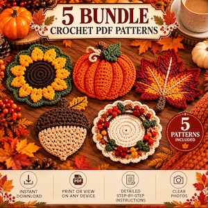 Op de afbeelding: Een set van 5 haakpatronen in PDF-formaat met vijf herfstthema's: een zonnebloem, een pompoen, een esdoornblad, een eikel en een bessenkrans. De tekst 5 BUNDLE CROCHET PDF PATTERNS is zichtbaar op de afbeelding.