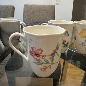 Lenox Butterfly Meadow-muggar, set om 4 | Kaffekoppar i porslin med blommotiv och fjärilar | Gratulationsmönster