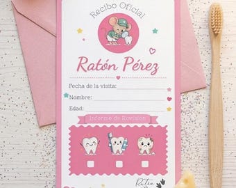 Puede incluir: Una tarjeta de recibo oficial rosa para Ratón Pérez con una ilustración de un ratón, campos de texto para fecha, nombre y edad, y una sección de informe de revisión con tres iconos de dientes. Incluye una caja de madera, un cepillo de dientes de bambú y un trozo de queso.