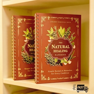 Könnte beinhalten: Zwei spiralgebundene Bücher mit dem Titel The Natural Healing Handbook, dunkelrotem Einband, goldenen Zierrändern und Abbildungen verschiedener grüner Kräuter. Der Text lautet Ancient Remedies Press, The Natural Healing Handbook und Simple Recipes & Remedies For Every Condition.