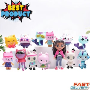 Op de afbeelding: Een verzameling van twaalf kleine, kleurrijke plastic figuurtjes met diverse katachtige personages, waaronder een centrale mensachtige pop met donker haar, naast verschillende gestileerde katachtige wezens met uiteenlopende accessoires en kleuren.