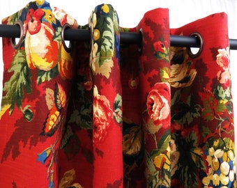 Cortina floral com ilhós na parte superior, vermelha, para decoração de janelas.