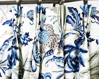 Cortinas con estampado floral azul, triple pliegue y forro.