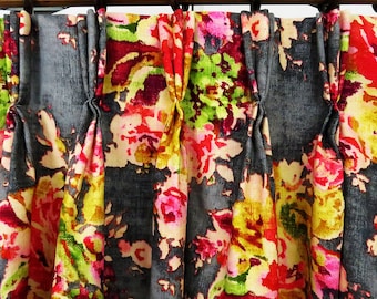 Panel de cortina con pliegues florales, flores rojas y rosas, cortinas plisadas forradas.