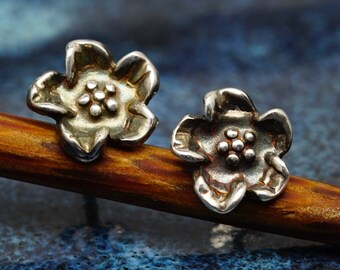 Fine silver flower post earrings