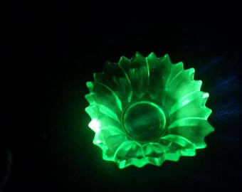Vintage-Schale aus grünem Uranglas – geriffeltes Sonnenmuster