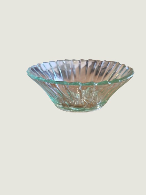 Vintage Pressed Glass Bowl – Scalloped Rim & Starburst Base