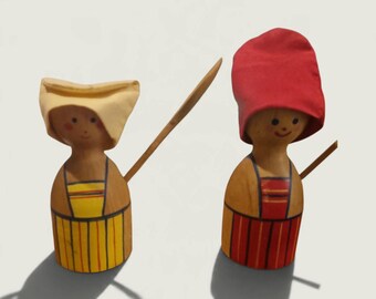 Juego de dos hueveras con tapas en forma de sombrero – Juego decorativo para la mesa del desayuno