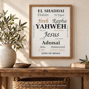 Pode incluir: Uma impressão de arte de parede emoldurada com fundo branco e texto em preto e dourado listando vários nomes e títulos, incluindo EL SHADDAI, Jireh, YAHWEH, Jesus, Adonai e KING OF KINGS, dispostos em um layout tipográfico vertical com moldura de madeira.