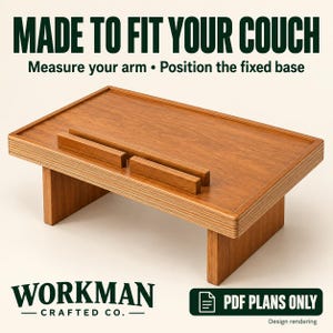 Könnte beinhalten: Ein rechteckiger Couch-Armlehnen-Tisch aus Holz mit erhöhtem Rand und zwei parallelen Holzleisten auf der Oberfläche. Der Text lautet: MADE TO FIT YOUR COUCH, Measure your arm • Position the fixed base, WORKMAN CRAFTED CO. und PDF PLANS ONLY.