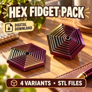 Peut inclure: Deux jouets fidget hexagonaux avec une finition dégradée métallique passant du doré au violet profond. Les objets présentent des couches concentriques étagées. Le texte indique : HEX FIDGET PACK, DIGITAL DOWNLOAD, et 4 VARIANTS • STL FILES.