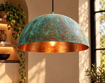 Handgefertigte Pendelleuchte aus oxidiertem Kupfer, türkisfarbene Patina, marokkanischer Landhausstil